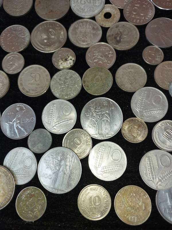 A VINTAGE JOBLOT INTERNATIONAL COINS