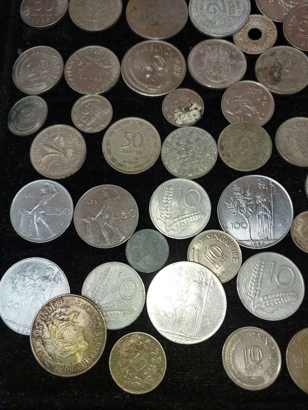 A VINTAGE JOBLOT INTERNATIONAL COINS