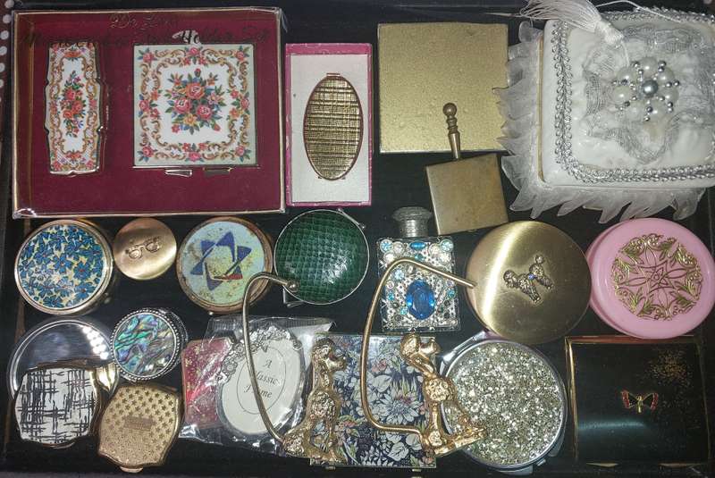 A VINTAGE JOBLOT COLLECTION COMPACTS , MIRRORS AND PILL BOXES