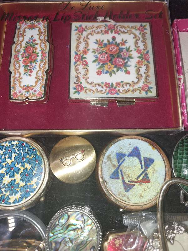 A VINTAGE JOBLOT COLLECTION COMPACTS , MIRRORS AND PILL BOXES