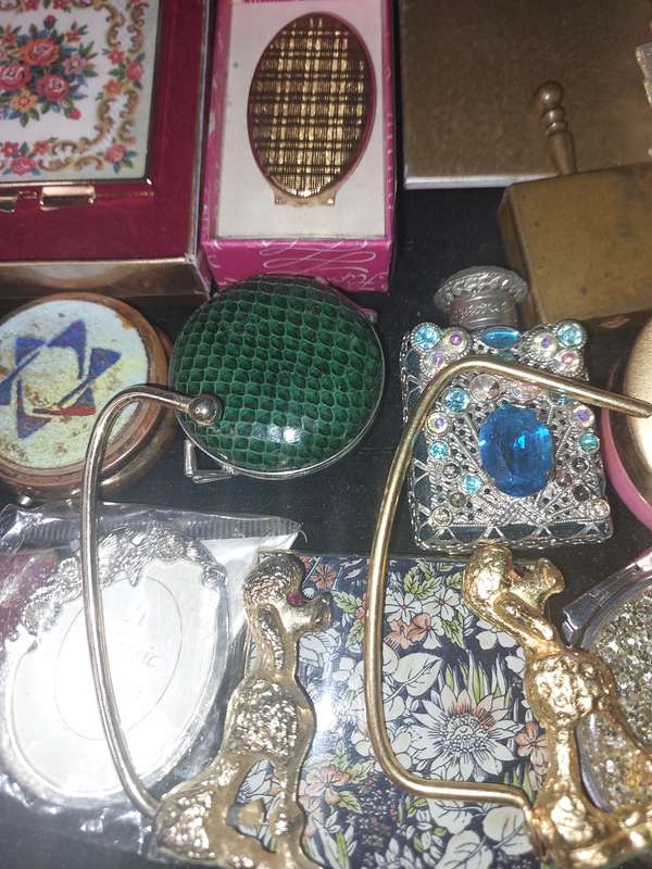 A VINTAGE JOBLOT COLLECTION COMPACTS , MIRRORS AND PILL BOXES