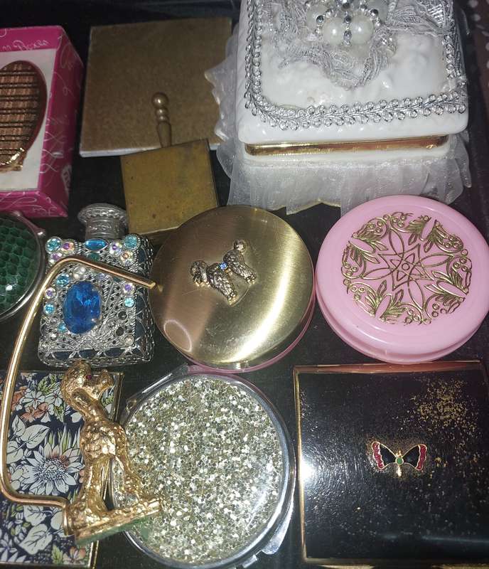 A VINTAGE JOBLOT COLLECTION COMPACTS , MIRRORS AND PILL BOXES