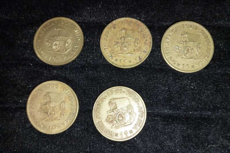 A COLLECTION OF 5 ANTIQUE  SOUTH AFRICAN BRASS 1 CENT COINS