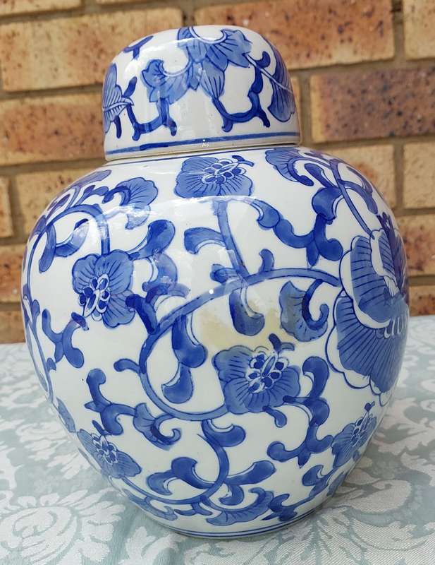 A VINTAGE PORCELAIN JAPANESE GINGER JAR