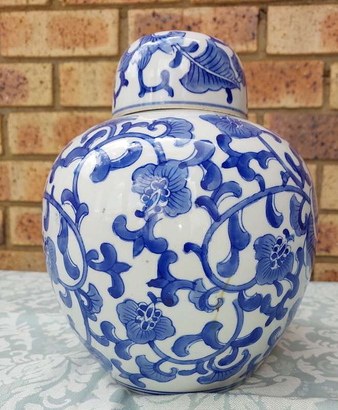 A VINTAGE PORCELAIN JAPANESE GINGER JAR