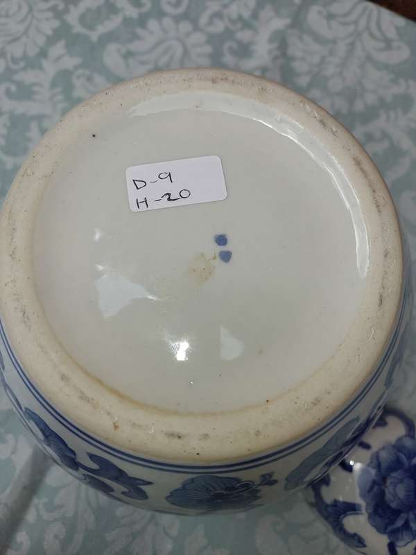 A VINTAGE PORCELAIN JAPANESE GINGER JAR