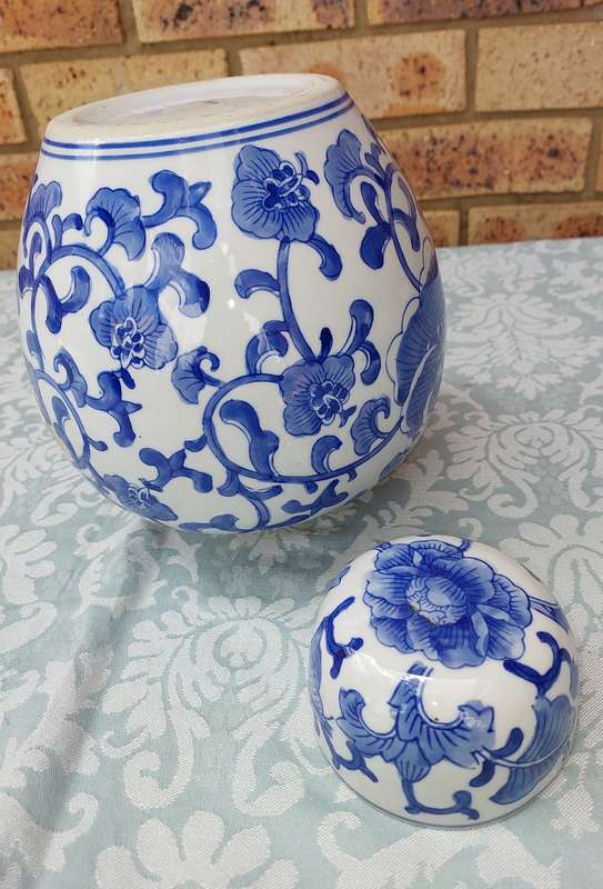 A VINTAGE PORCELAIN JAPANESE GINGER JAR