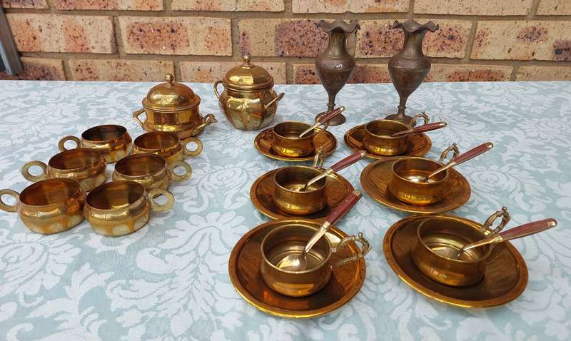 AN ENTIRE COLLECTION ORNATE BRASS UTENSILS