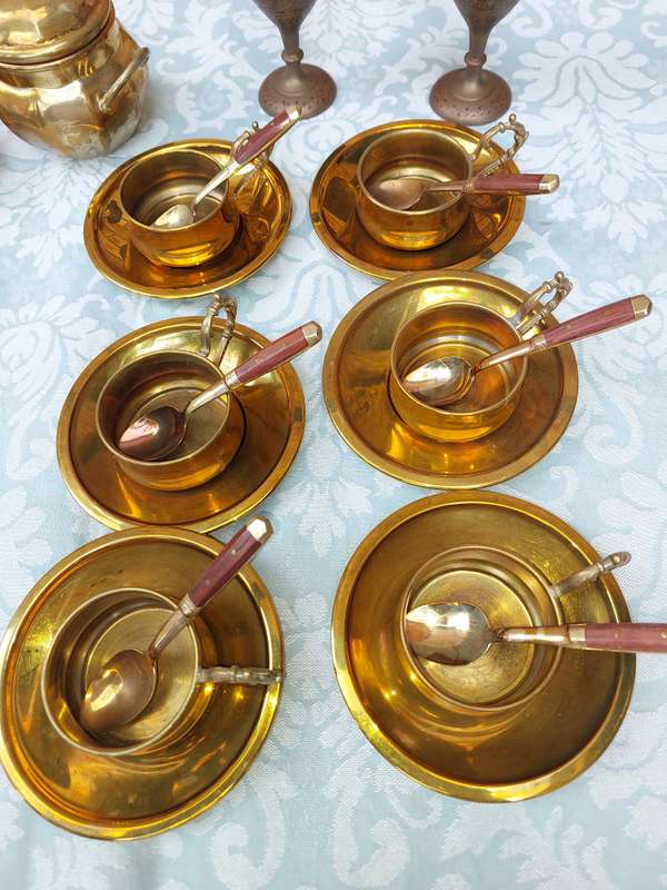 AN ENTIRE COLLECTION ORNATE BRASS UTENSILS