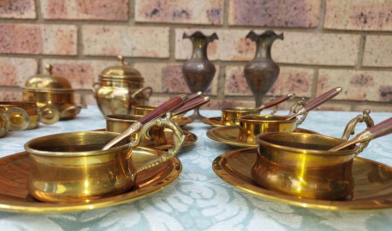 AN ENTIRE COLLECTION ORNATE BRASS UTENSILS