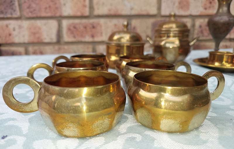 AN ENTIRE COLLECTION ORNATE BRASS UTENSILS