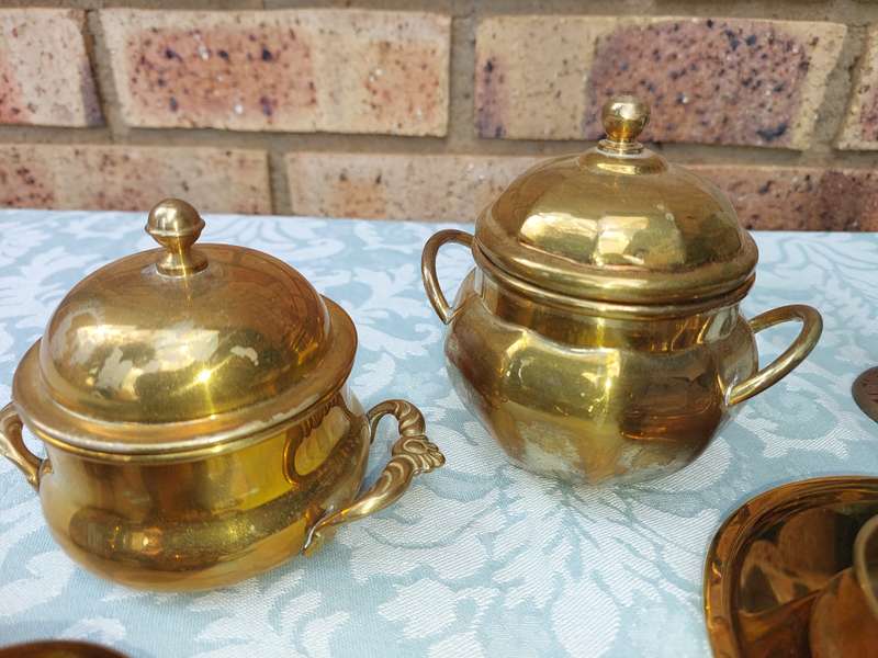 AN ENTIRE COLLECTION ORNATE BRASS UTENSILS