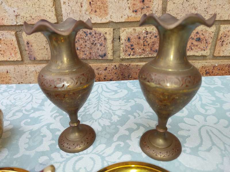 AN ENTIRE COLLECTION ORNATE BRASS UTENSILS