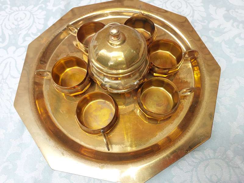 AN ENTIRE COLLECTION ORNATE BRASS UTENSILS