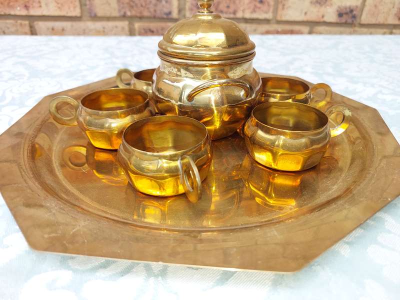 AN ENTIRE COLLECTION ORNATE BRASS UTENSILS