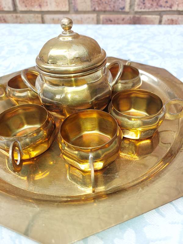AN ENTIRE COLLECTION ORNATE BRASS UTENSILS