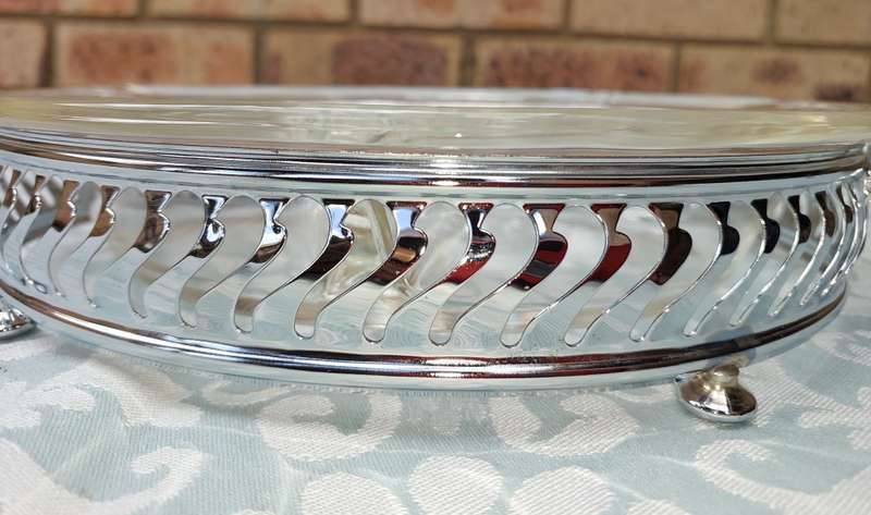 A VINTAGE SILVERPLATE AND COMPARTMENTAL GLASS SERVING DISH