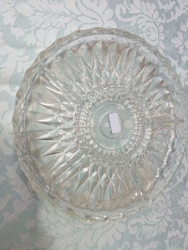 A HEAVY ROUND GLASS ART DECOR FRUIT BOWL SOLD