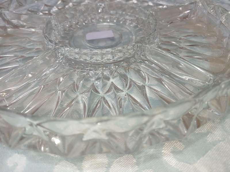 A HEAVY ROUND GLASS ART DECOR FRUIT BOWL SOLD