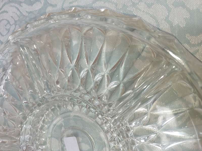 A HEAVY ROUND GLASS ART DECOR FRUIT BOWL SOLD