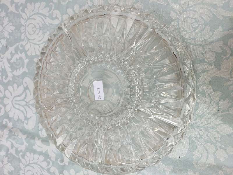 A HEAVY ROUND GLASS ART DECOR FRUIT BOWL SOLD