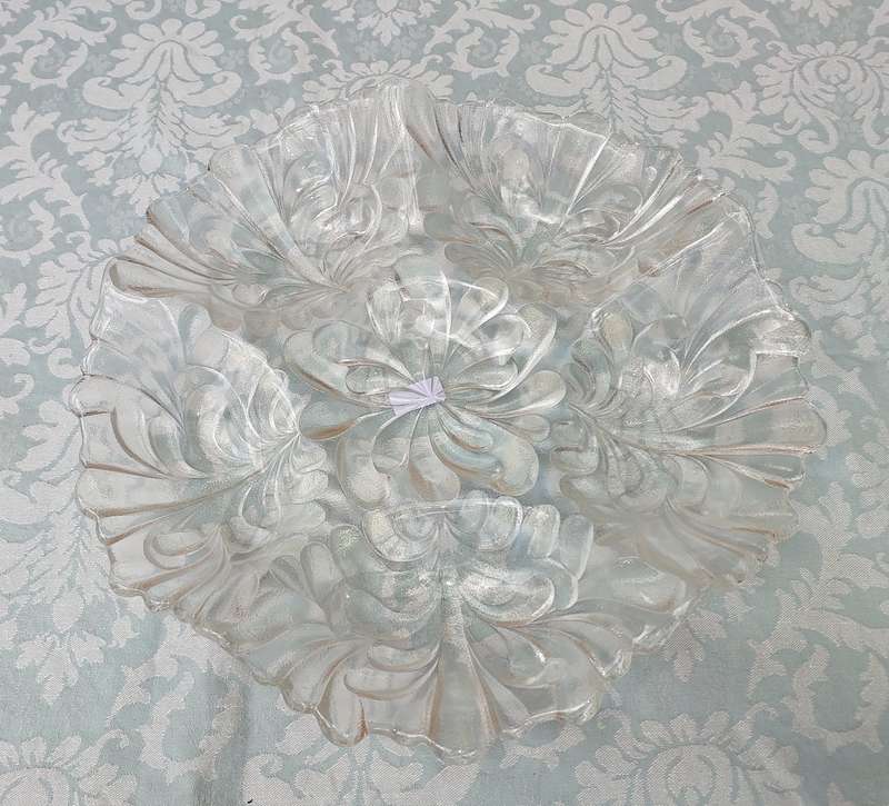 AN ART DECOR GLASS COMPARTMENTED HIBISCUS FLOWER SHAPE SERVING BOWL