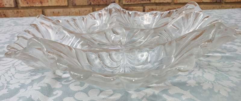 AN ART DECOR GLASS COMPARTMENTED HIBISCUS FLOWER SHAPE SERVING BOWL