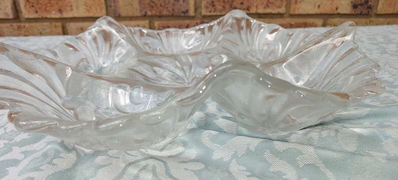 AN ART DECOR GLASS COMPARTMENTED HIBISCUS FLOWER SHAPE SERVING BOWL