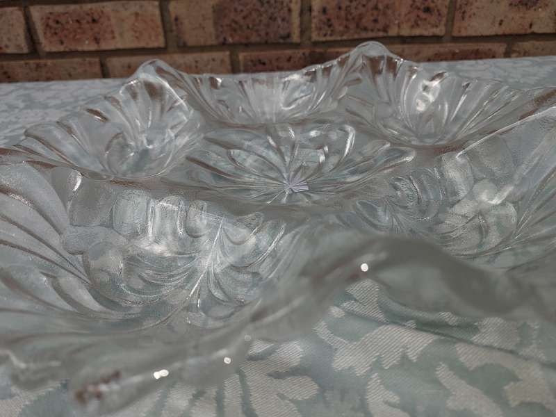 AN ART DECOR GLASS COMPARTMENTED HIBISCUS FLOWER SHAPE SERVING BOWL