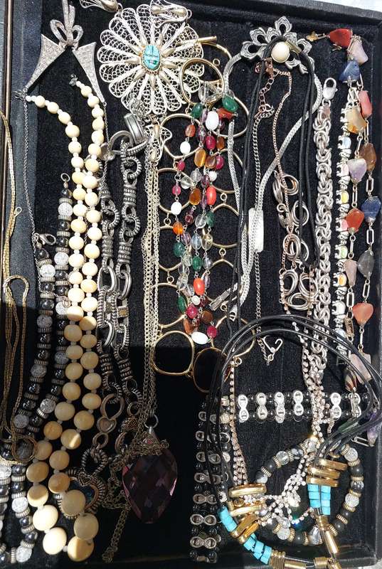 A COLLECTION OF VINTAGE COSTUME NECKLACES