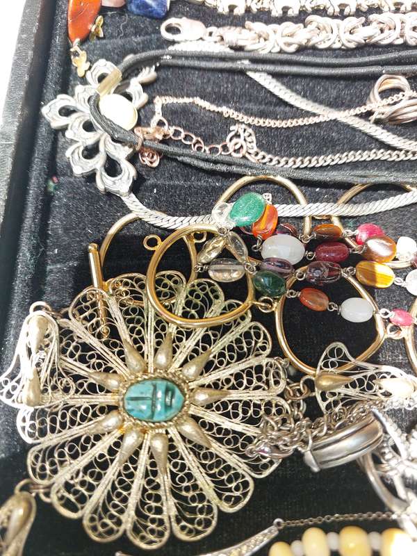 A COLLECTION OF VINTAGE COSTUME NECKLACES