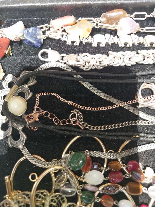 A COLLECTION OF VINTAGE COSTUME NECKLACES