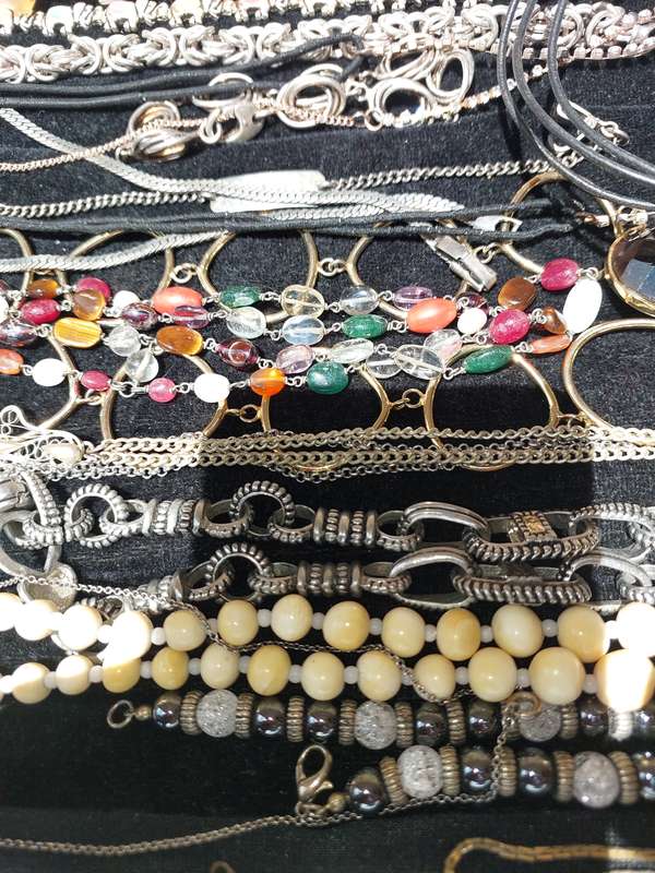 A COLLECTION OF VINTAGE COSTUME NECKLACES