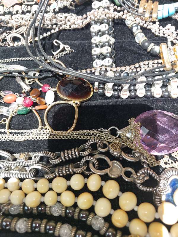 A COLLECTION OF VINTAGE COSTUME NECKLACES