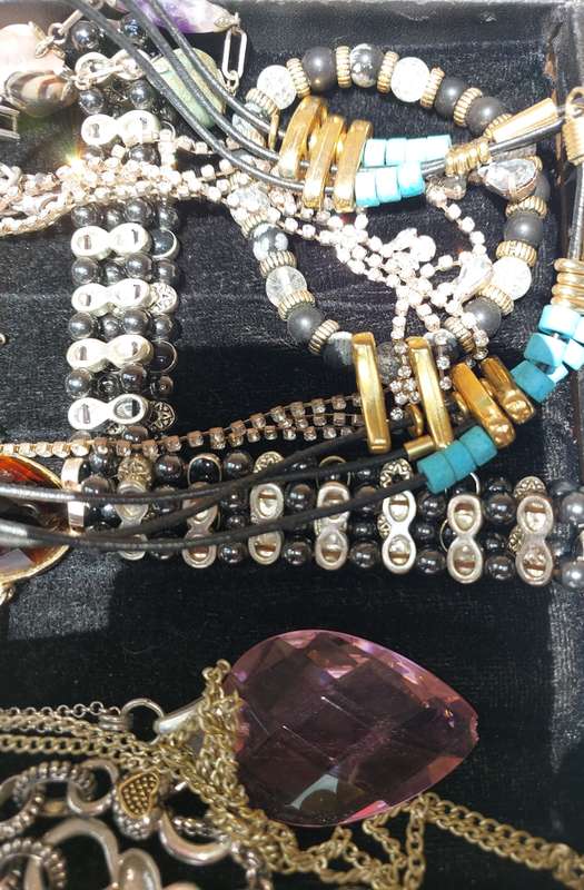 A COLLECTION OF VINTAGE COSTUME NECKLACES