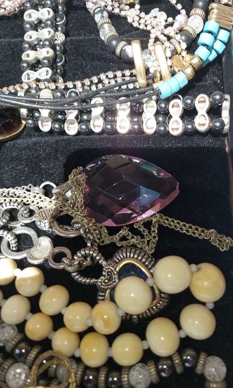 A COLLECTION OF VINTAGE COSTUME NECKLACES