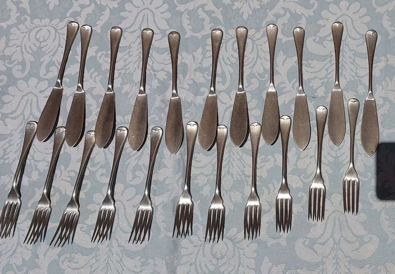 A SET OF 22 SILVER PLATED MADE IN ENGLAND FISH CUTLERY