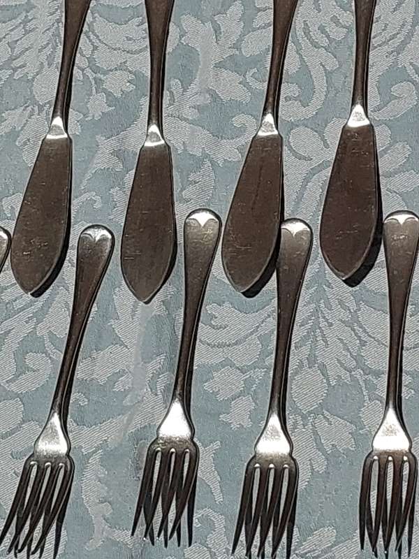 A SET OF 22 SILVER PLATED MADE IN ENGLAND FISH CUTLERY