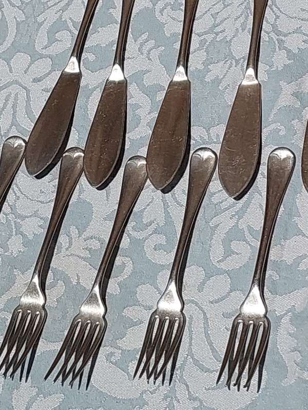 A SET OF 22 SILVER PLATED MADE IN ENGLAND FISH CUTLERY