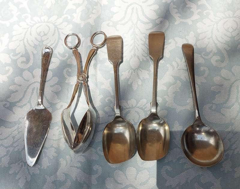 A COLLECTION OF VINTAGE CUTLERY