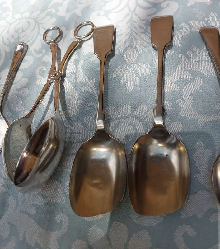 A COLLECTION OF VINTAGE CUTLERY