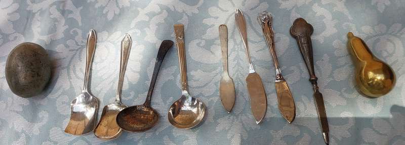 A COLLECTION OF VINTAGE CUTLERY