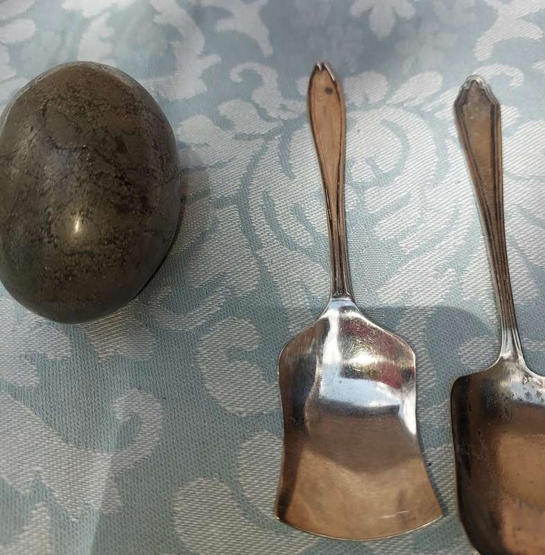 A COLLECTION OF VINTAGE CUTLERY