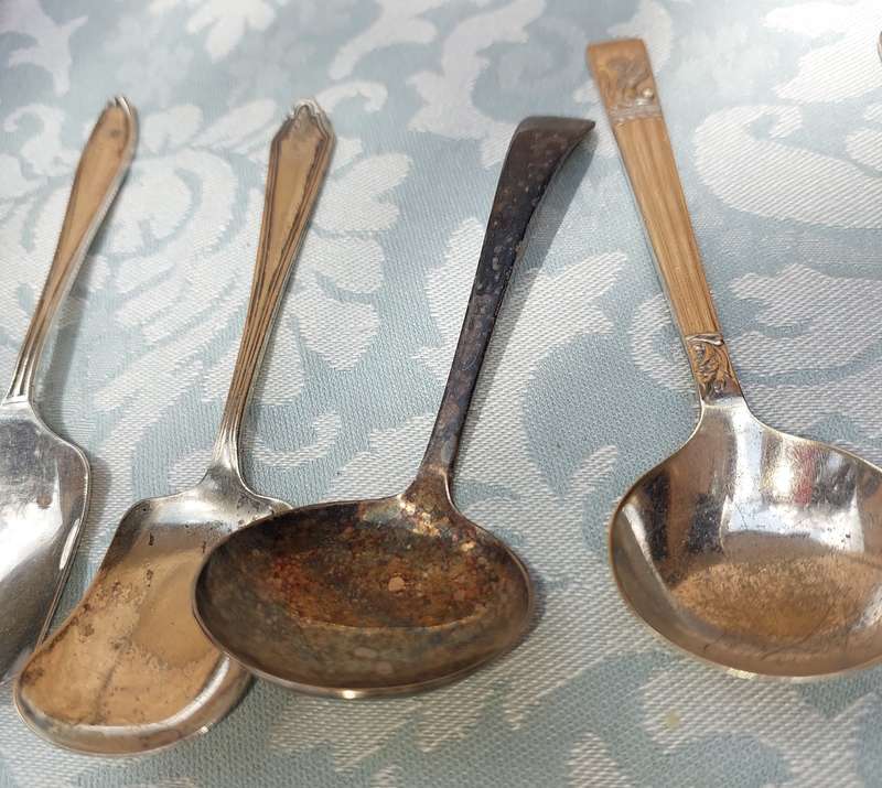 A COLLECTION OF VINTAGE CUTLERY