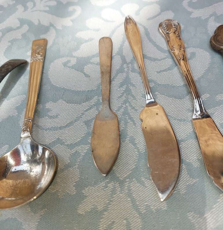 A COLLECTION OF VINTAGE CUTLERY