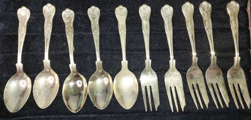 A SET 0F 10 DESERT SPOONS AND FORKS STAINLESS STEEL 24CT GOLD PLATED