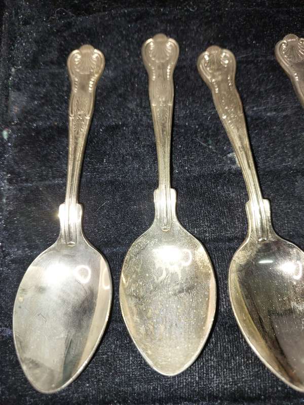 A SET 0F 10 DESERT SPOONS AND FORKS STAINLESS STEEL 24CT GOLD PLATED