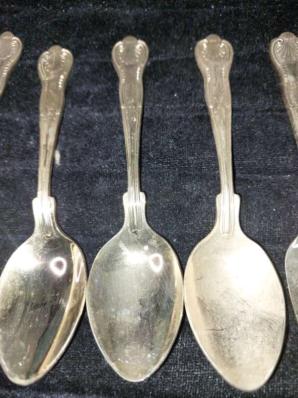 A SET 0F 10 DESERT SPOONS AND FORKS STAINLESS STEEL 24CT GOLD PLATED