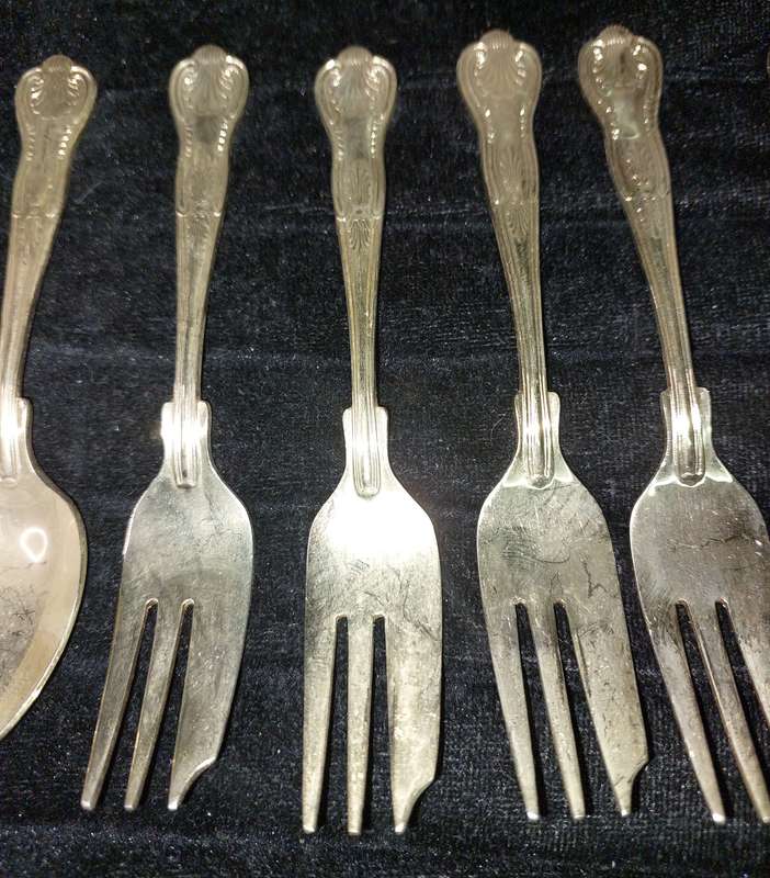 A SET 0F 10 DESERT SPOONS AND FORKS STAINLESS STEEL 24CT GOLD PLATED