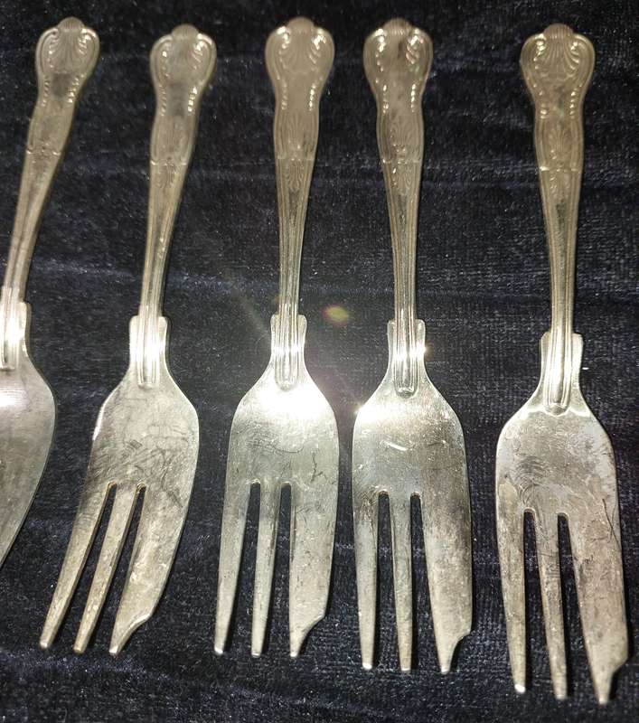 A SET 0F 10 DESERT SPOONS AND FORKS STAINLESS STEEL 24CT GOLD PLATED